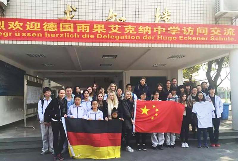 Les élèves devant le batiment du lycée TangQi