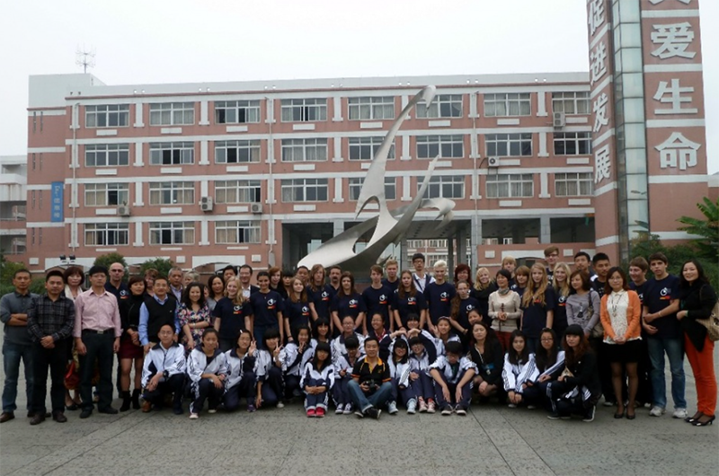 Photo de groupe des élèves et enseignants allemands et chinois à Yuhang No.2 High School.
