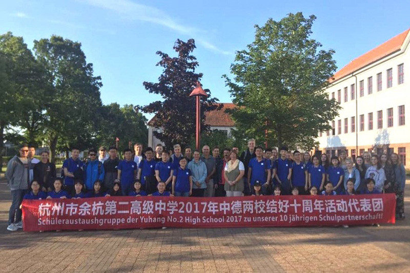 Photo de groupe des élèves et enseignants chinois et allemands au lycée Walter Groupius
