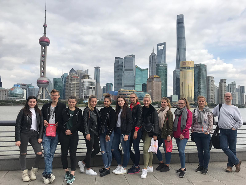 Groupe d'élèves devant la Perle d'Orient à  Shanghai